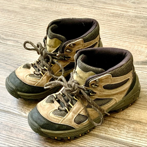 GUC Pair of Kids Hiking Boots - Picture 1 of 6